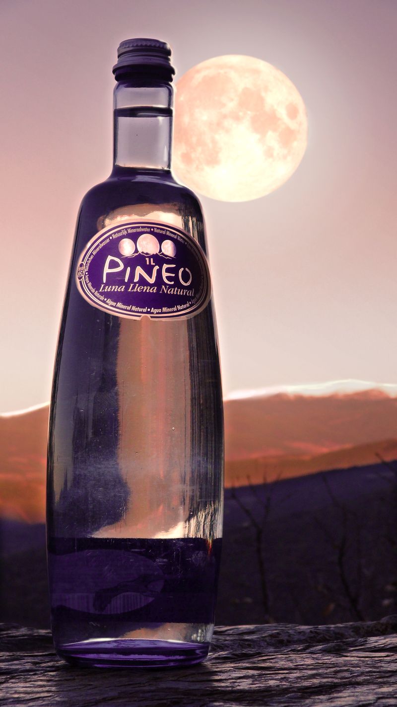 Die Kraft des Mondes gefangen in Pineo Mondwasser