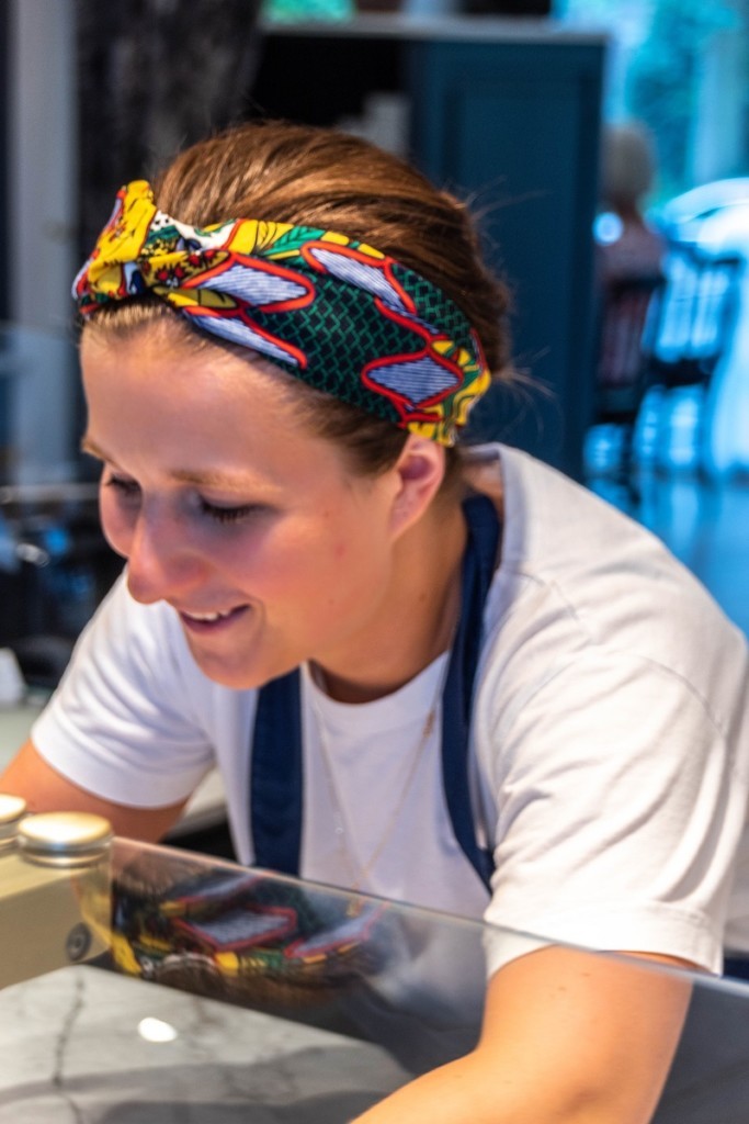 L'eau minérale naturelle Pineo au menu du salon de thé Charlotte