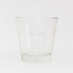Pineo Wasserglas, um das köstliche natürliche, selbstquellende Mineralwasser aus den spanischen Pyrenäen zu trinken
