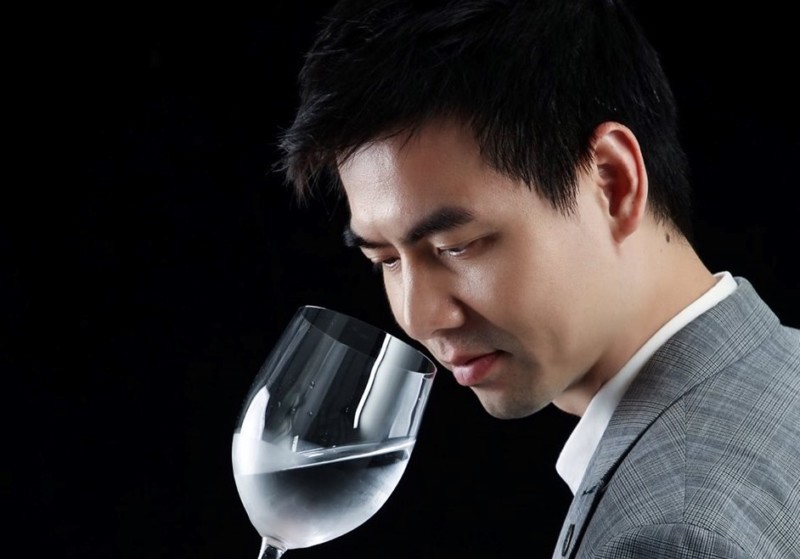 Lee Kwun Wai, Ivan, sommelier d'aigua de Hong Kong com a jutge durant la competició de sabor de l'aigua a l'Expo de l'aigua a Guangzhou, Xina.