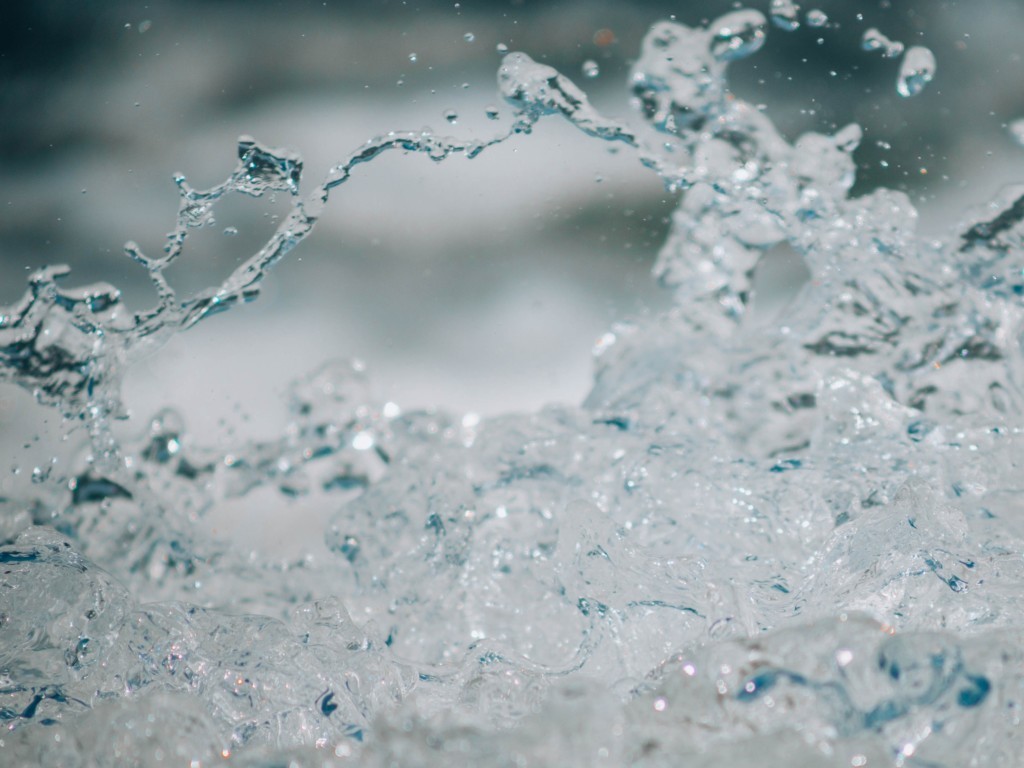 Menschen erfreuen sich an Wasser. Wasser ist sauber, Wasser ist leicht. Sie sind verrückt nach köstlichem Wasser. Die unglaubliche natürliche Alchemie energetischer Wassermoleküle. Jedes Wasser ist einzigartig.