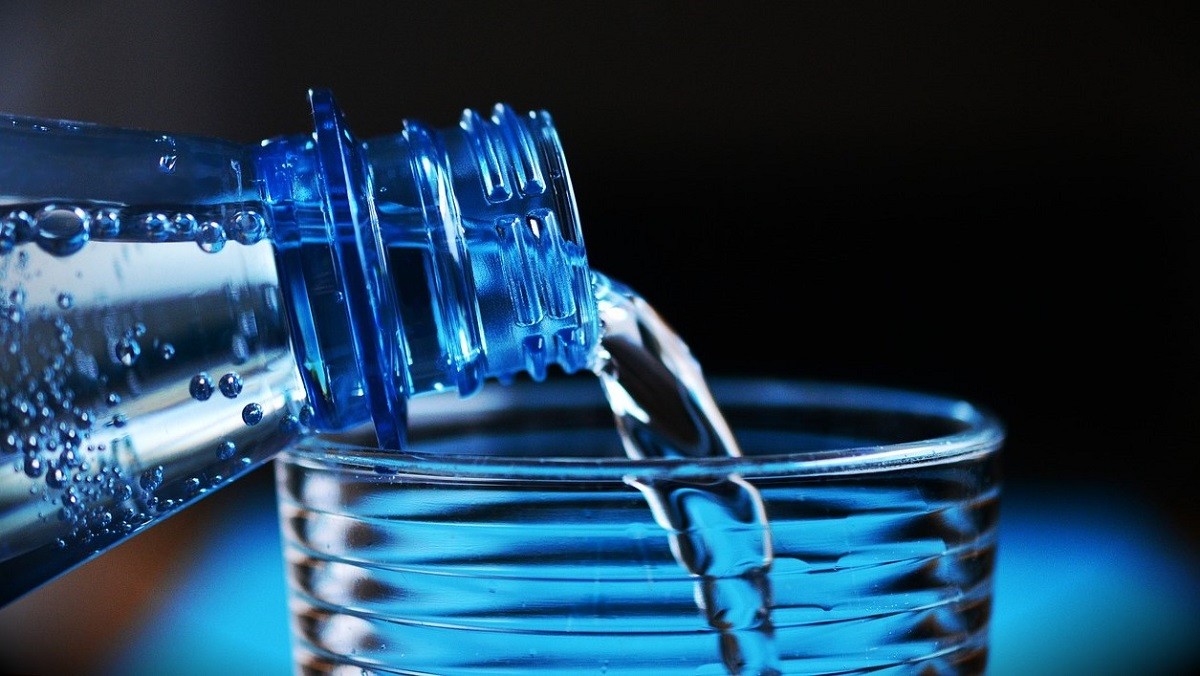 Petite Bouteille En Plastique Avec De L'eau Minérale Sur Fond