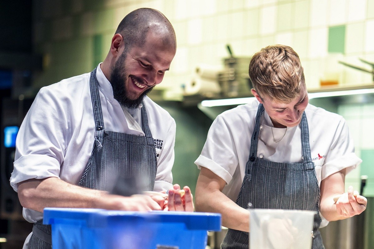 Chef Micha Schaefer from restaurant Nobelhart and Enschmutzig together with colleagues in the kitchen at work