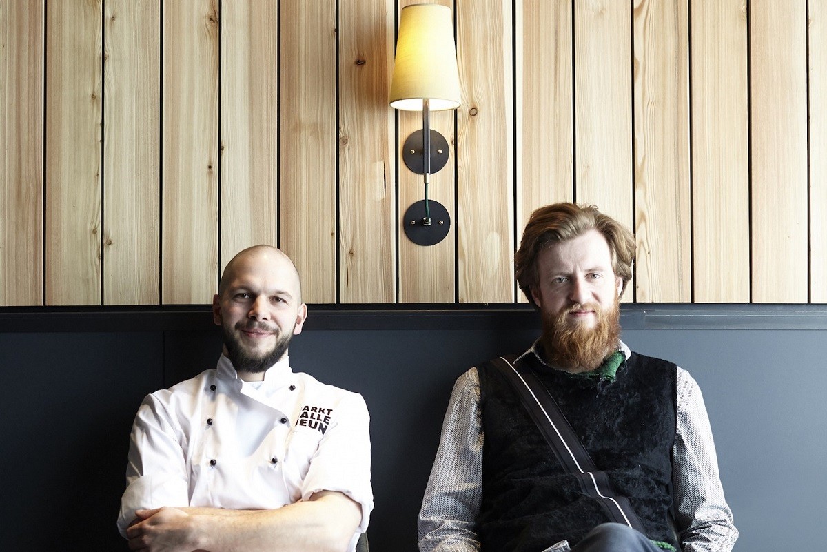 el chef Micha Schaefer y el sommelier Billy Wagner, propietario del restaurante Nobelhart & Schmutzig con estrellas Michelin en Berlín