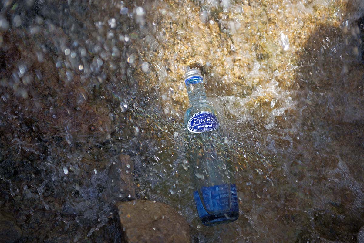 Pineo natuurlijk mineraalwater in glazen flessen is gezond bergwater