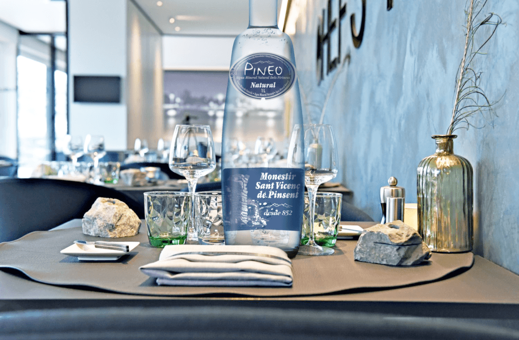 Gedeckter Tisch bei Chef's Table in Burcht mit Pineo Wasser