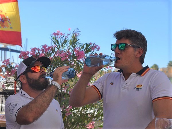El capitán y la tripulación disfrutan del maravilloso agua de Pineo durante la semana clásica de Marina Sotogrande 2018