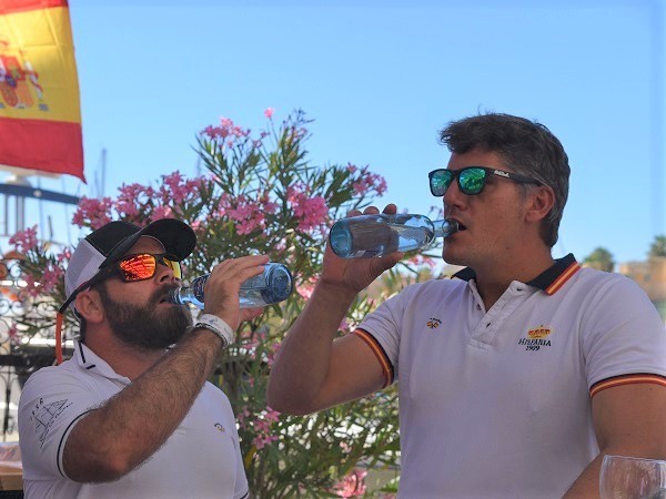 kapitein en crew genieten van het zalige Pineo water tijdens de Marina Sotogrande Classic week 2018