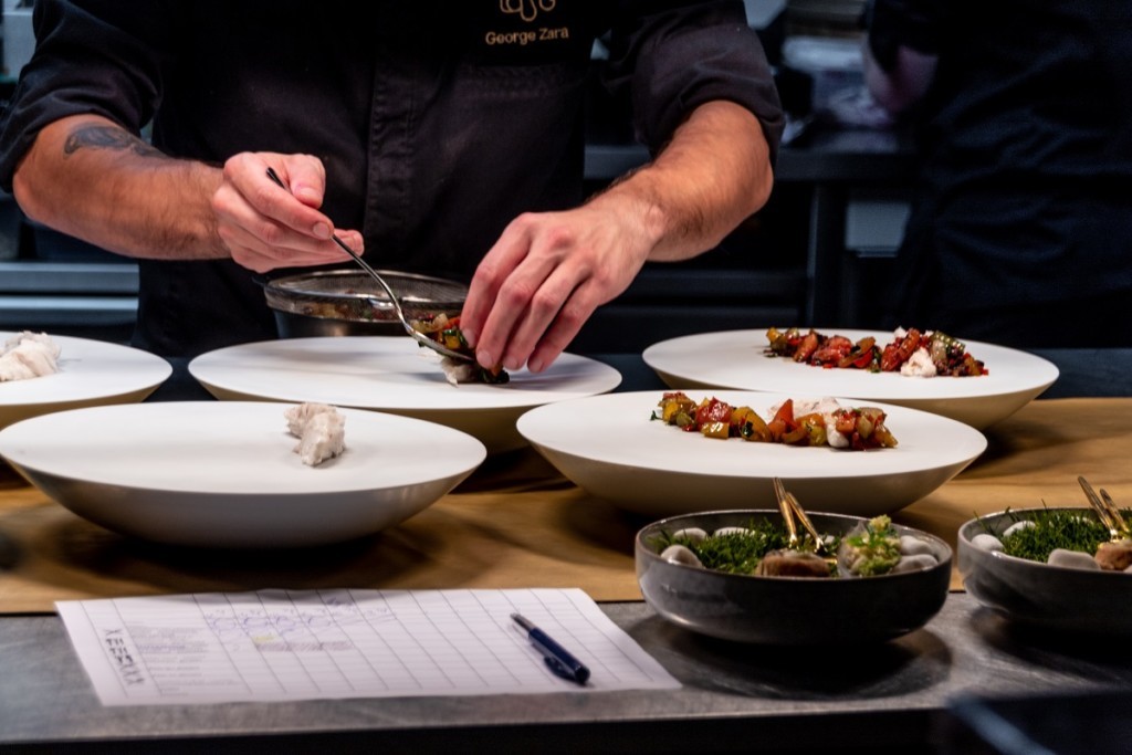 Sous chef bij Taste Leuven aan het dreseren