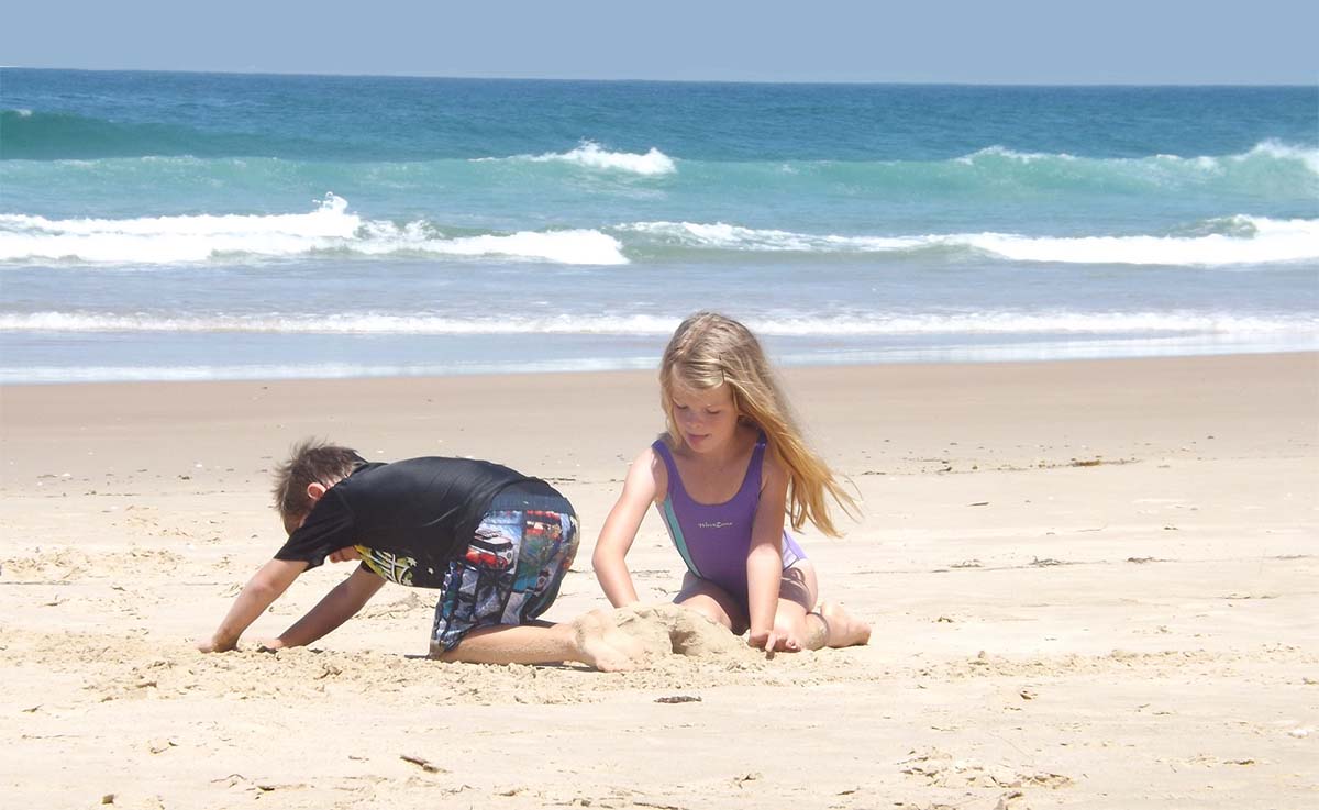 Spelen op het strand