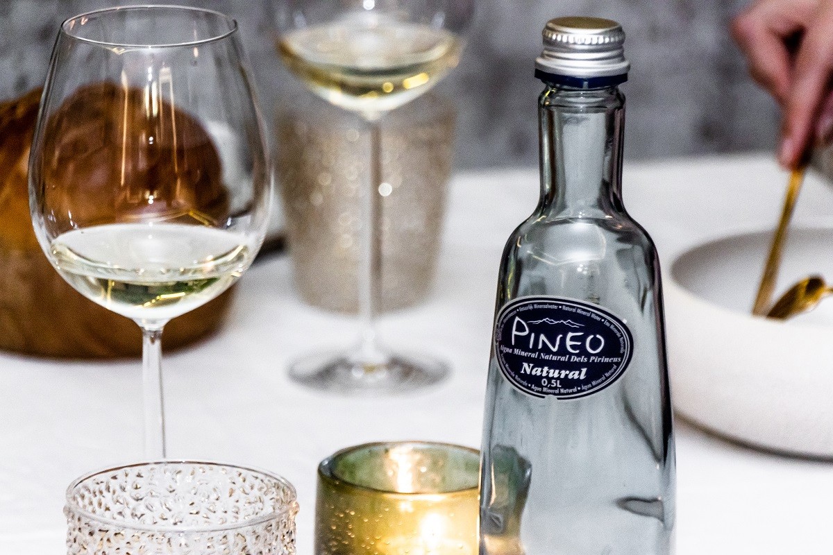 Water Pineo sneller op dan de wijn, bij Taste restaurant Leuven
