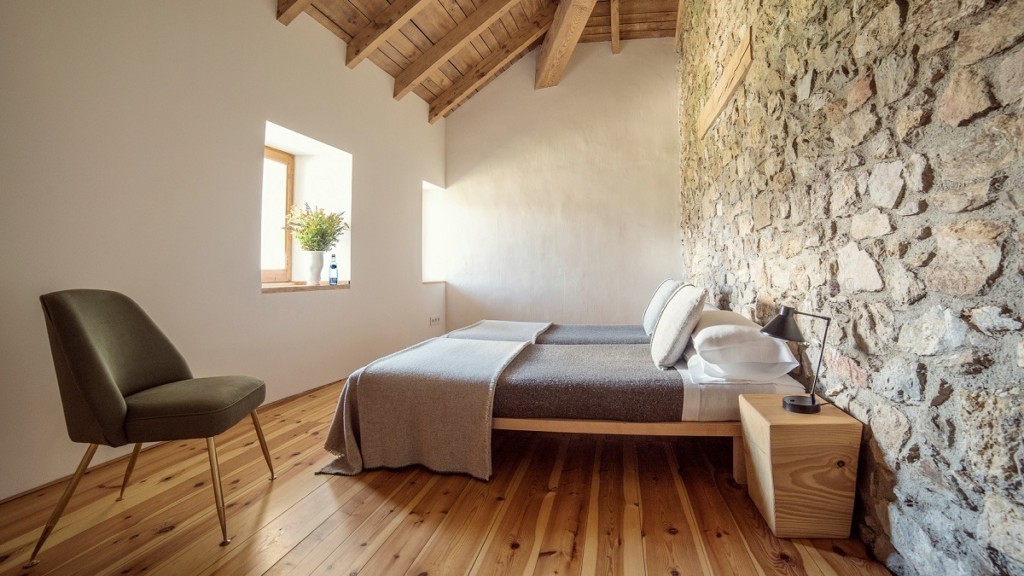 eines der Schlafzimmer in Cal Calsot Bed & Breakfast in Spanien