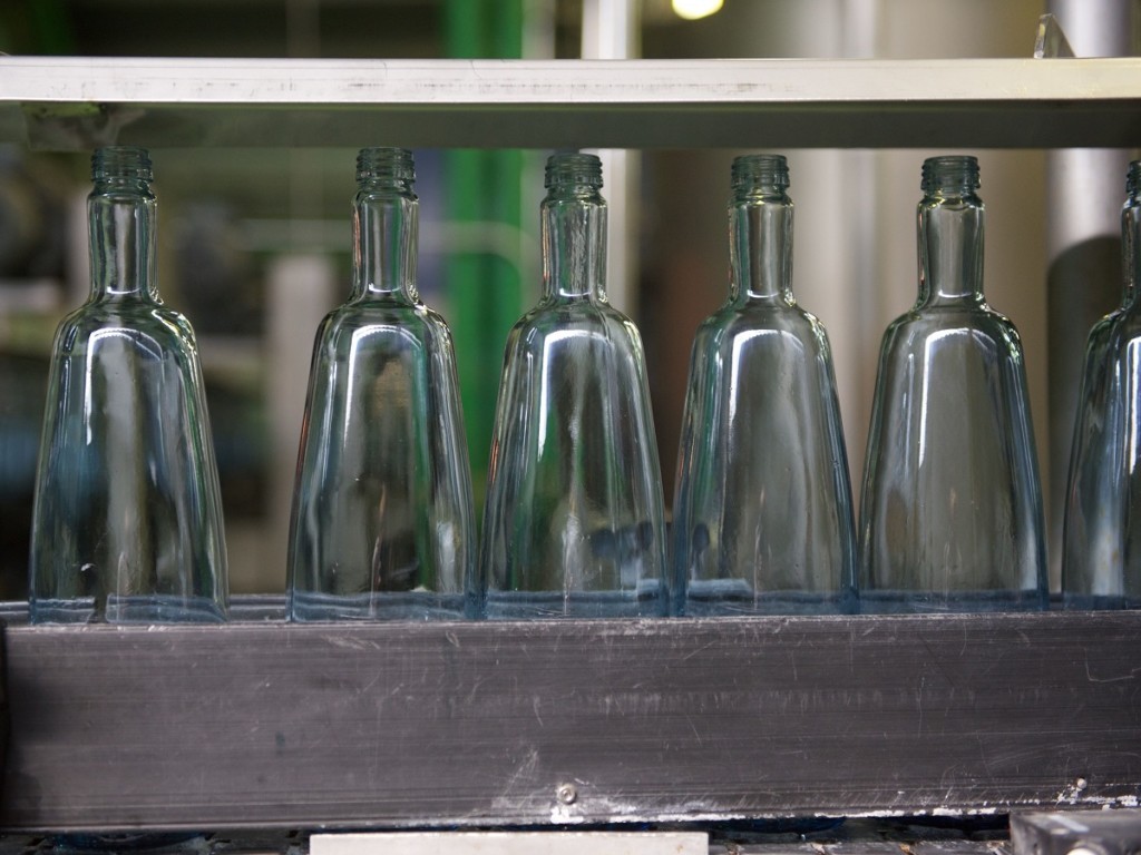 The glass bottles from Pineo. A water without microplastics.