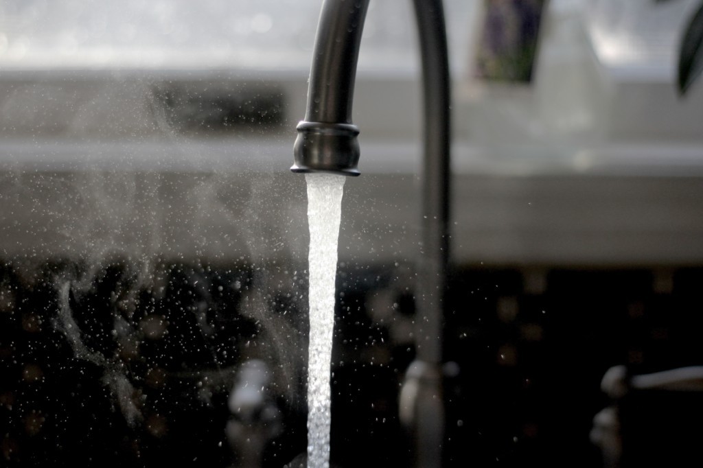 L'eau purifiée, généralement à base d'eau du robinet, est traitée de façon industrielle, est filtrée et de petites quantités de minéraux y sont ajoutées.