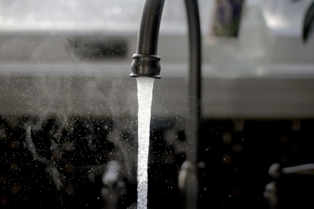 Gereinigtes Wasser stammt hauptsächlich aus Leitungswasser, das industriell aufbereitet und anschließend gefiltert wurde und dem geringe Mengen an Mineralien zugesetzt wurden oder auch nicht.