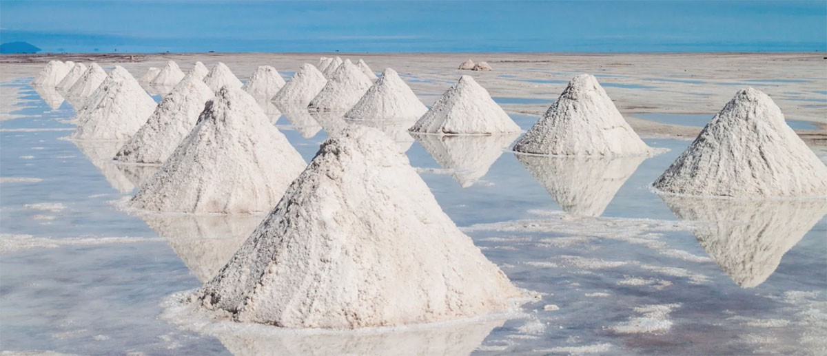 lithium-rijk pekelwater dat uitdampt in de zon
