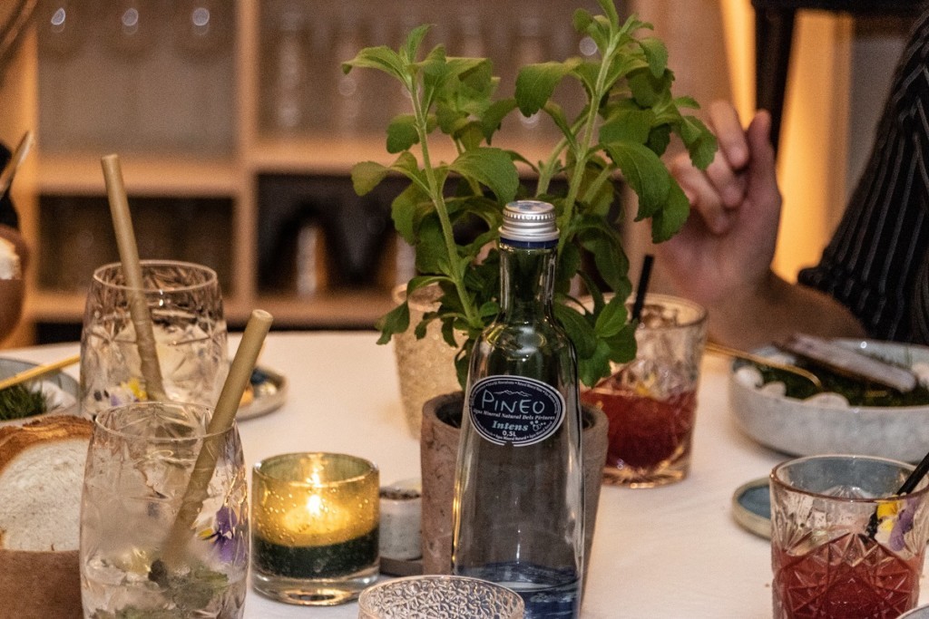 pineo natuurlijk mineraalwater op de tafel bij restaurant Taste Leuven