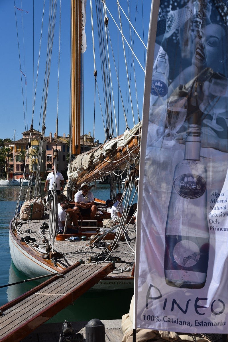 Klassisches Segelschiff liegt im Hafen mit dem Wasser von Pineo