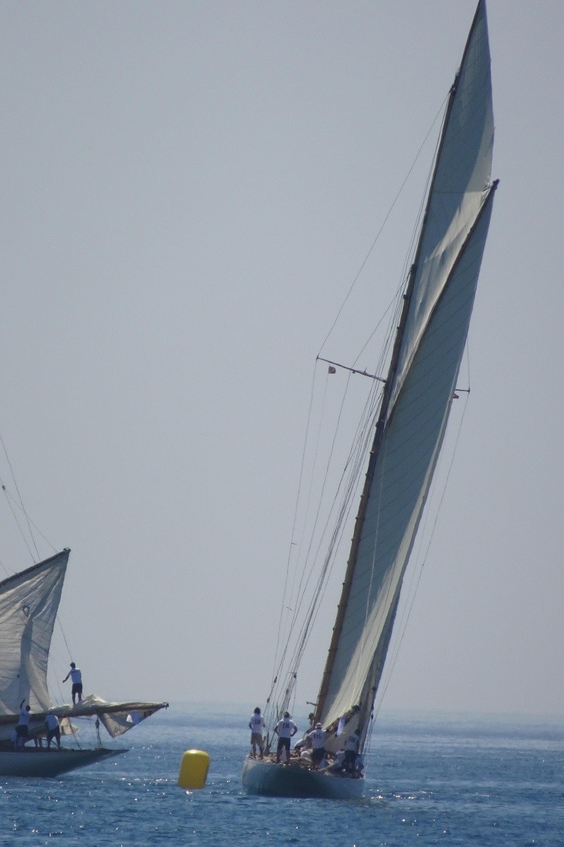 Hermoso velero clásico durante la regata en Marina Sotogrande