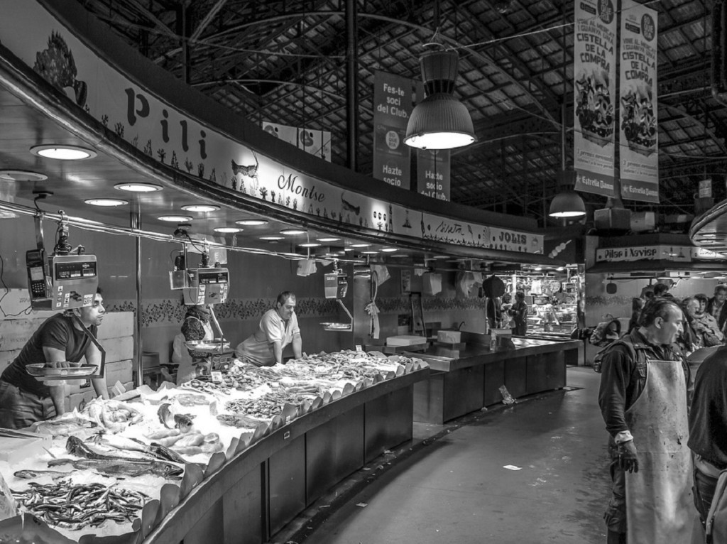 Mercado de pescado lleno de pescado fresco. El pescado está lleno de microplásticos debido a los microplásticos en el mar.